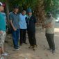 Sejumlah warga Gampong Gunung Kerambil tengah berkumpul di pinggir pantai. 