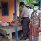 Kapolsek dan Camat Robatal didampingi Kades Gunung Rancak saat memberikan bantuan kepada B.Mursi'a.