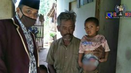 M. Fahri, bocah tanpa anus saat berada disanding ayahnya. 