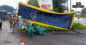 Hujan Disertai Angin Robohkan Tenda Posko Covid-19 Sampang