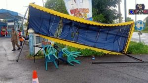 Hujan Disertai Angin Robohkan Tenda Posko Covid-19 Sampang