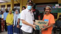 Sekda Aceh Selatan Berikan Bantuan Sembako Kepada Warga Sawang