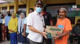 Sekda Aceh Selatan saat Berikan Bantuan Sembako Secara Simbolis Kepada Warga Sawang.