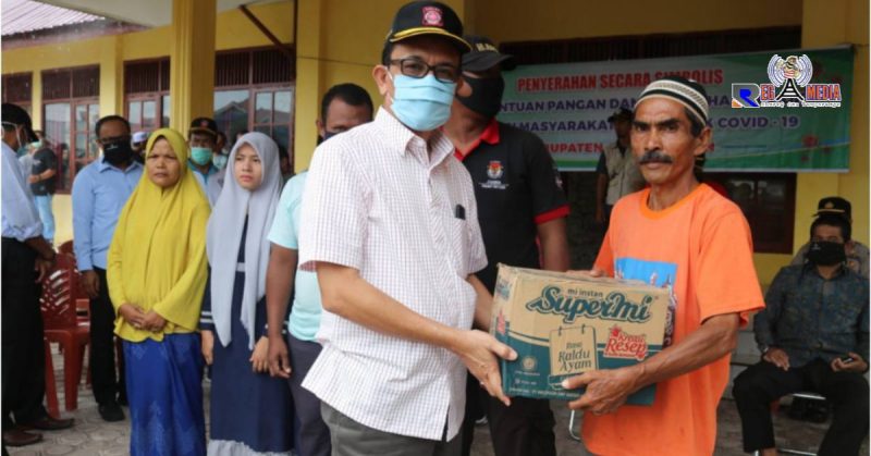 Sekda Aceh Selatan saat Berikan Bantuan Sembako Secara Simbolis Kepada Warga Sawang.