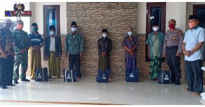 5 Pelaku Seni Di Desa Gunung Rancak Mendapatkan Bantuan Sembako Dari Gubernur Jatim