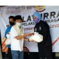 Ketua KONI Bangkalan (Fauzan Jakfar) secara simbolis memberikan bantuan paket sembako kepada perwakilan atlet pencak silat  