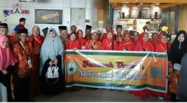 Pose bersama para Jamaah umroh PT. Mirza Arumi Mubarok sebelum terjadi Pandemi covid-19 di Bandara Juanda Surabaya