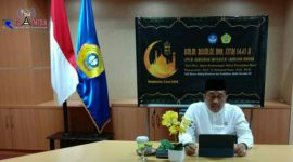 Rektor Universitas Trunojoyo Madura ( Dr. Drs. Ec. H. Muh. Syarif MS,i ) saat berlangsung acara halal bihalal secara virtual diruang kerjanya.