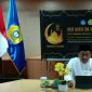 Rektor Universitas Trunojoyo Madura ( Dr. Drs. Ec. H. Muh. Syarif MS,i ) saat berlangsung acara halal bihalal secara virtual diruang kerjanya.
