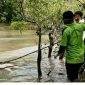Petugas saat berusaha mengevakuasi penemuan mayat membusuk di pesisir pantai Kwanyar Bangkalan