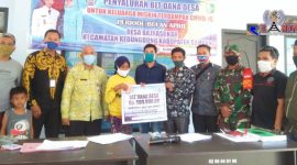 Kepala Desa Bajrasokah Herman saat menyalurkan BLT DD kepada penerima