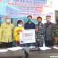 Kepala Desa Bajrasokah Herman saat menyalurkan BLT DD kepada penerima