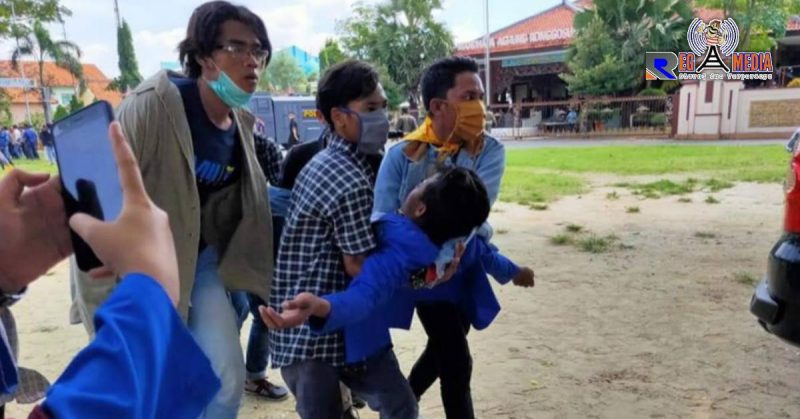 Mahasiswa yang mengalami luka saat dievakuasi dari lokasi aksi