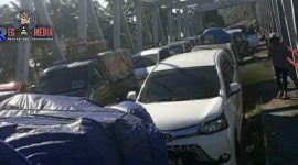 Terlihat situasi penumpukan kendaraan di jalan Desa Tuntulow. 