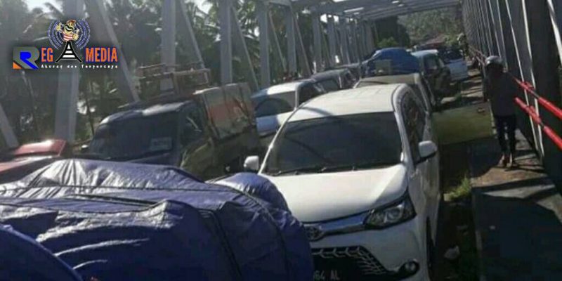 Terlihat situasi penumpukan kendaraan di jalan Desa Tuntulow. 