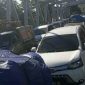 Terlihat situasi penumpukan kendaraan di jalan Desa Tuntulow. 