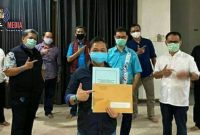 Penyerahan secara virtual melalui aplikasi Zoom oleh Menkumham Yasonna Laoly kepada Ketua Umum Partai Gelora Indonesia Muhammad Anis Matta di Jakarta.