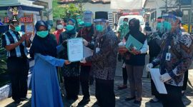 Terlihat Sekdakab Sampang (Yuliadi Setiawan) didampingi Kadinkes Sampang menyambut baik pasien yang sembuh dari Covid-19.