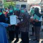 Terlihat Sekdakab Sampang (Yuliadi Setiawan) didampingi Kadinkes Sampang menyambut baik pasien yang sembuh dari Covid-19.