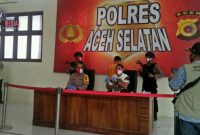 Konferensi Pers; Polres Aceh Selatan ungkap kasus pembobol pintu rumah. 