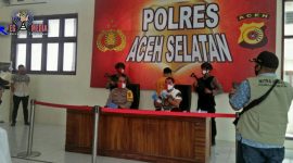 Konferensi Pers; Polres Aceh Selatan ungkap kasus pembobol pintu rumah. 
