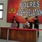 Konferensi Pers; Polres Aceh Selatan ungkap kasus pembobol pintu rumah. 