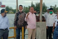 Sekda dan Komisi II DPRA saat melakukan peninjauan pembangunan di Aceh Selatan. 