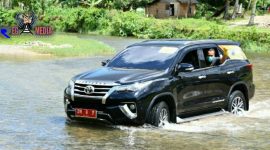 Mobil dinas Sekda Gorontalo Utara terlihat melintasi sungai Desa Durian, Kecamatan Gentama, Gorut. 