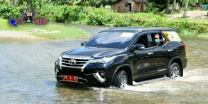 Komitmen Mengabdi Untuk Rakyat, Sekda Gorut Melewati Dua Sungai Untuk Bantu Korban Kebakaran