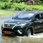 Mobil dinas Sekda Gorontalo Utara terlihat melintasi sungai Desa Durian, Kecamatan Gentama, Gorut. 