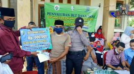 Kepala Desa Paopale Daya Ketapang saat memberikan Bantuan Langsung Tunai Dana Desa secara simbolis kepada warganya. 
