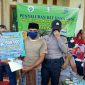 Kepala Desa Paopale Daya Ketapang saat memberikan Bantuan Langsung Tunai Dana Desa secara simbolis kepada warganya. 