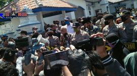 Terlihat Kepala DPMD Kab. Sampang (Malik Amrullah) menemui puluhan aktivis yang melakukan aksi demonstrasi.
