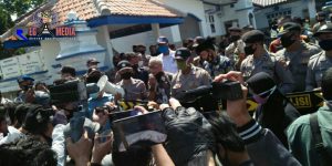 Dinilai Penyaluran BLT-DD Amburadul, DPMD Sampang Didemo Puluhan Aktivis