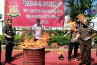 Pemusnahan barang bukti narkoba dihalaman belakang kantor Kejari Sampang. 