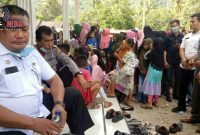 Terlihat warga Gampong Silolo memadati lokasi hadirnya Plt Bupati Aceh Selatan Tgk Amran. Warga desak Keuchik Ridwan dicopot dari jabatannya. 
