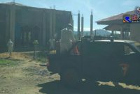 Personel Brimob Aceh Selatan saat melakukan penyemprotan disinfektan di masjid dalam pencegahan Covid-19.