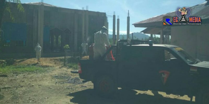 Personel Brimob Aceh Selatan saat melakukan penyemprotan disinfektan di masjid dalam pencegahan Covid-19.