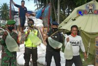 Tim gabungan TNI Polri menunjukkan miras cap tikus yang berhasil disita. 