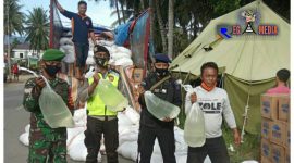 Tim gabungan TNI Polri menunjukkan miras cap tikus yang berhasil disita. 