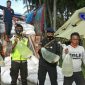 Tim gabungan TNI Polri menunjukkan miras cap tikus yang berhasil disita. 