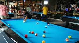 Redaktur Rega Media (Hariyanto) tengah mencoba olah raga billiard saat Grand Opening Bunga Billiard & Cafe. 