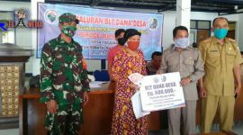 Kepala Desa Torjunan (Hadi Pranoto) saat memberikan Bantuan Langsung Tunai (BLT) Dana Desa secara simbolis kepada warganya. 