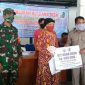 Kepala Desa Torjunan (Hadi Pranoto) saat memberikan Bantuan Langsung Tunai (BLT) Dana Desa secara simbolis kepada warganya. 