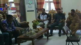 Ketua YLBHI-GU dan Ketua LSM-PP serta para buruh saat diterima oleh Kabid HI Disnakertrans diruang kerjanya. 