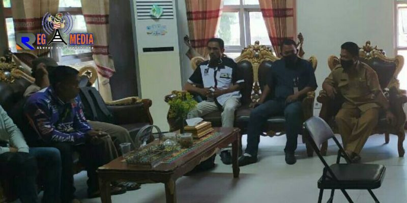 Ketua YLBHI-GU dan Ketua LSM-PP serta para buruh saat diterima oleh Kabid HI Disnakertrans diruang kerjanya. 
