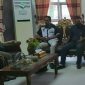 Ketua YLBHI-GU dan Ketua LSM-PP serta para buruh saat diterima oleh Kabid HI Disnakertrans diruang kerjanya. 