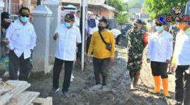 Gubernur Gorontalo (Rusli Habibie) saat meninjau langsung lokasi pengangkutan sisa sampah berlumpur pasca banjir. 