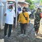 Gubernur Gorontalo (Rusli Habibie) saat meninjau langsung lokasi pengangkutan sisa sampah berlumpur pasca banjir. 