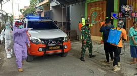 Tim gugus tugas Covid-19 terlihat tengah melakukan penyemprotan disinfektan. 